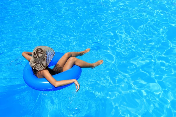 Ein Mädchen im Bikini ist im Wasser — Stockfoto