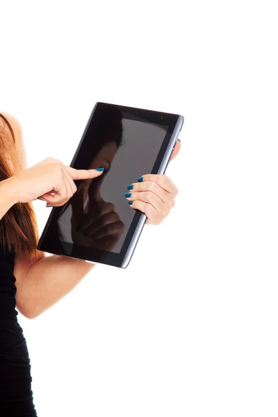 Geschäftsfrau hält Tablet-Computer in der Hand — Stockfoto