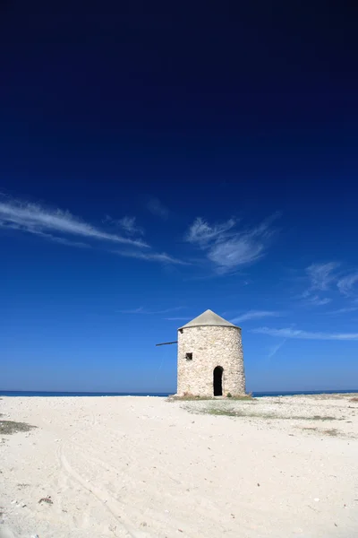 Antiguo molino de viento ai Gyra playa —  Fotos de Stock