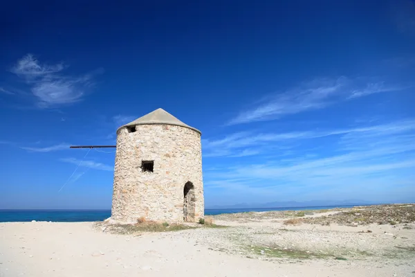 Antiguo molino de viento ai Gyra playa —  Fotos de Stock