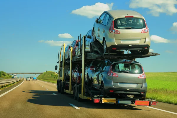 Semi-caminhão com carros — Fotografia de Stock