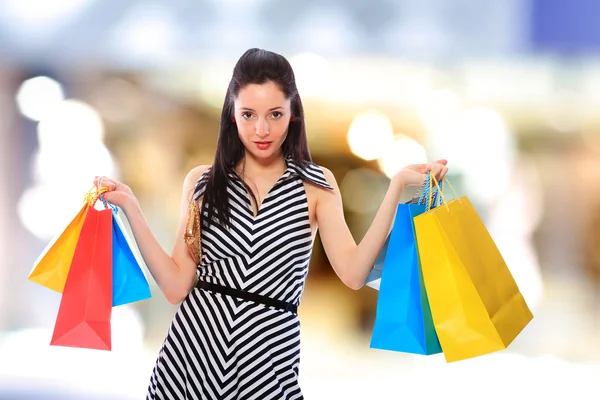 Muchacha joven atractiva con bolsas de compras — Foto de Stock