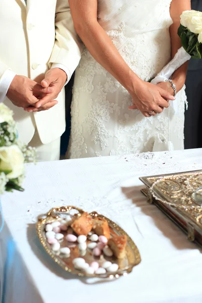 Braut und Bräutigam am Hochzeitstag — Stockfoto