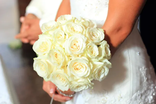 Gyönyörű esküvői csokor virágokkal — Stock Fotó