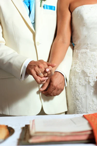 Braut und Bräutigam am Hochzeitstag — Stockfoto