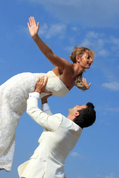 Jeune couple à leur mariage à la plage — Photo