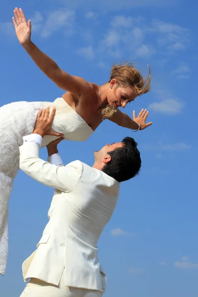 Young couple at their beach wedding — Stock Photo, Image