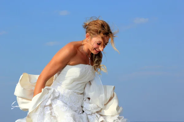 Young couple at their beach wedding — Stock Photo, Image