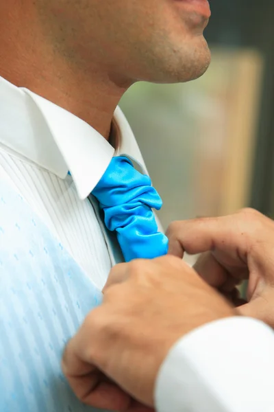 Bräutigam bereitet sich vor seiner Hochzeit vor — Stockfoto