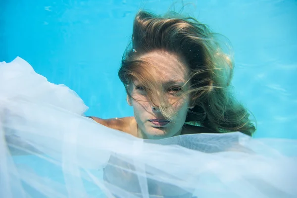 Mladá žena pod vodou — Stock fotografie
