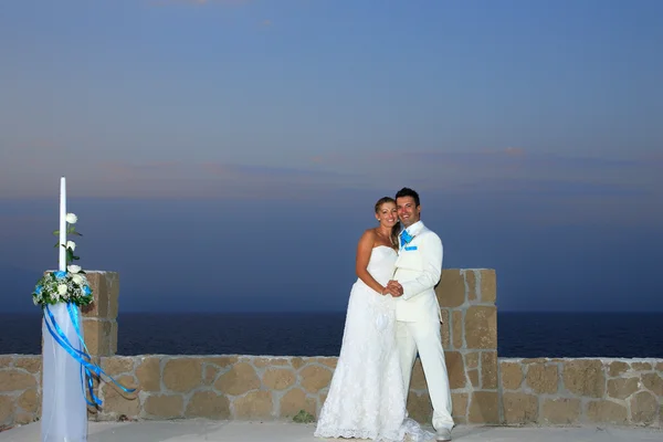 Bruid en bruidegom door de zee — Stockfoto