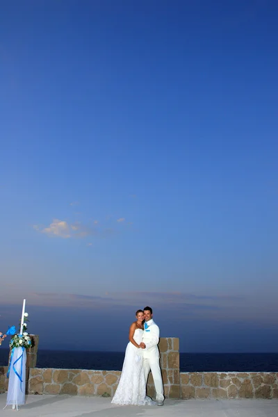 Novia y novio junto al mar — Foto de Stock