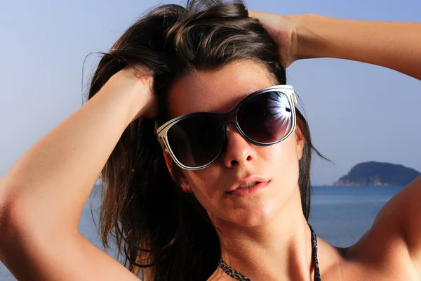 Beautiful young woman on beach — Stock Photo, Image