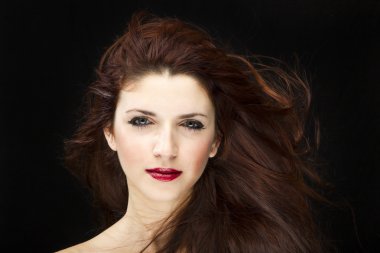 parlak saçlı seksi esmer kadın