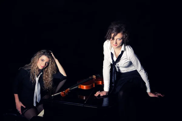Duas belas jovens mulheres com violão e piano — Fotografia de Stock