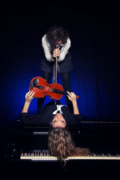 Dos hermosas mujeres jóvenes con violón y piano —  Fotos de Stock
