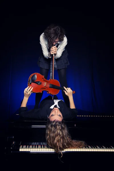 Två vackra unga kvinnor med violon och piano — Stockfoto