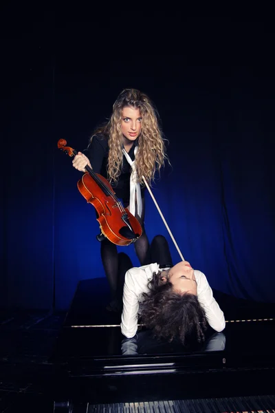 Due belle giovani donne con violino e pianoforte — Foto Stock