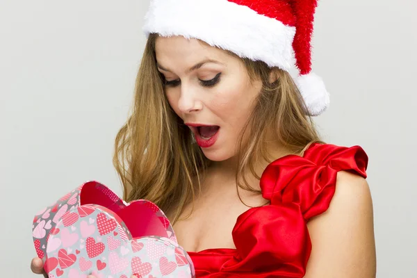 Jonge vrouw in santa hoed houden geschenk doos — Stockfoto