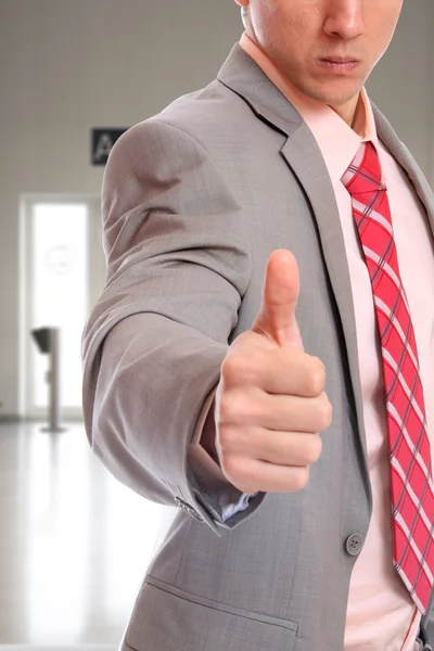 Un hombre de negocios con pulgar hacia arriba —  Fotos de Stock