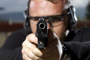 açık bir atış poligonuna üzerinde çekim adam