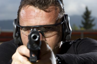 açık bir atış poligonuna üzerinde çekim adam