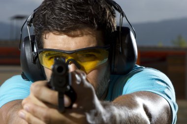 açık bir atış poligonuna üzerinde çekim adam