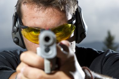 açık bir atış poligonuna üzerinde çekim adam