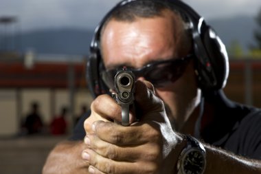 açık bir atış poligonuna üzerinde çekim adam