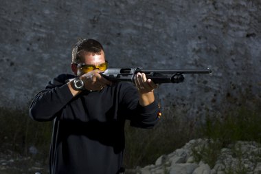 açık bir atış poligonuna üzerinde çekim adam