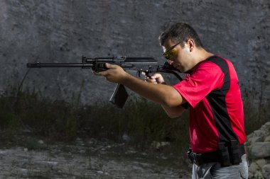 açık bir atış poligonuna üzerinde çekim adam