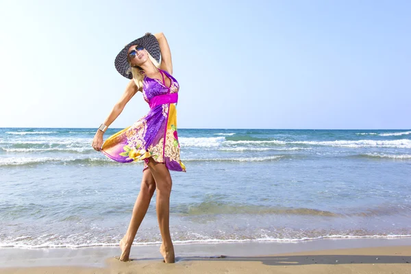 Vrouw op het strand — Stockfoto