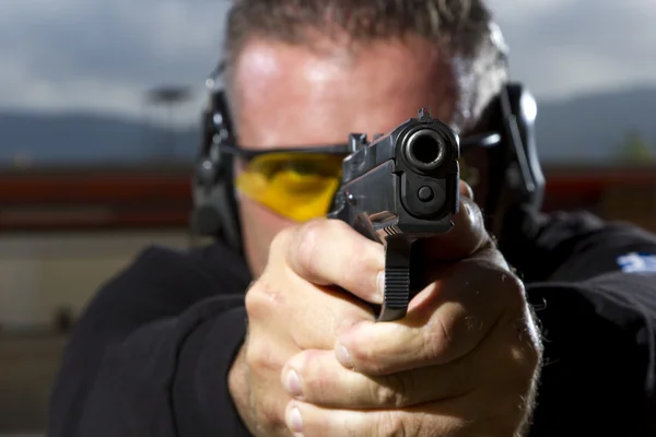 Man shooting on an outdoor shooting range — Stock Photo, Image