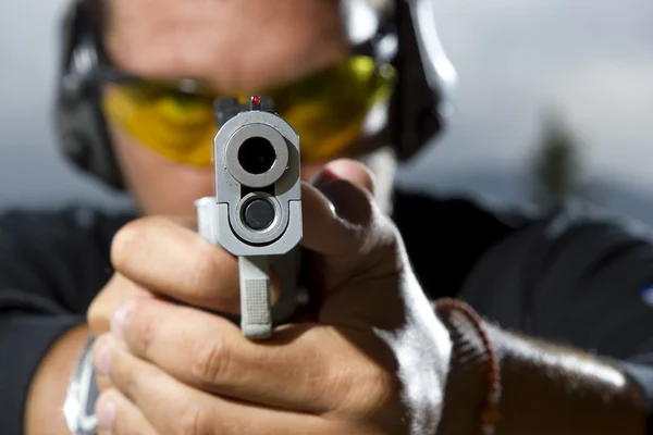 Hombre disparando en un campo de tiro al aire libre — Foto de Stock