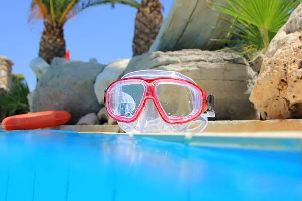 Scuba masker bij zwembad — Stockfoto