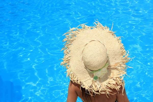 Mulher sentada na borda da piscina . — Fotografia de Stock