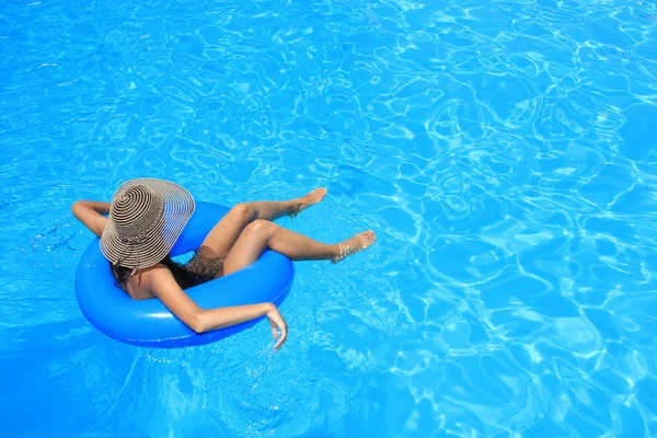 Vrouw in bikini en hoed is in het water — Stockfoto