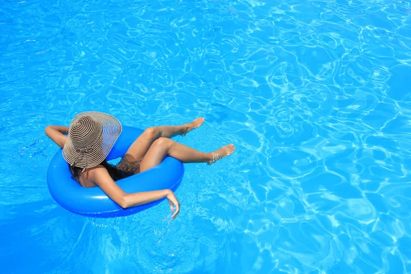 Kadın şapka ve bikini içinde suya düştü — Stok fotoğraf