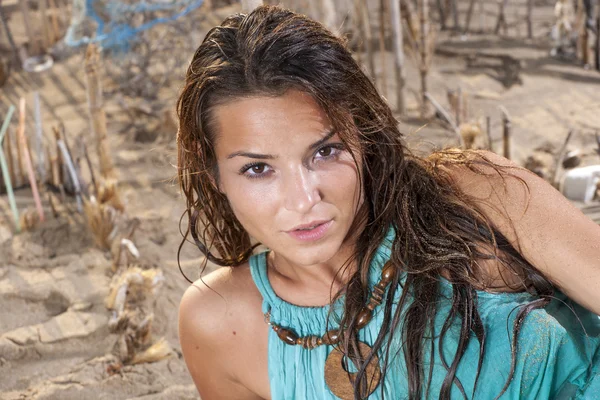 Frau am Strand — Stockfoto