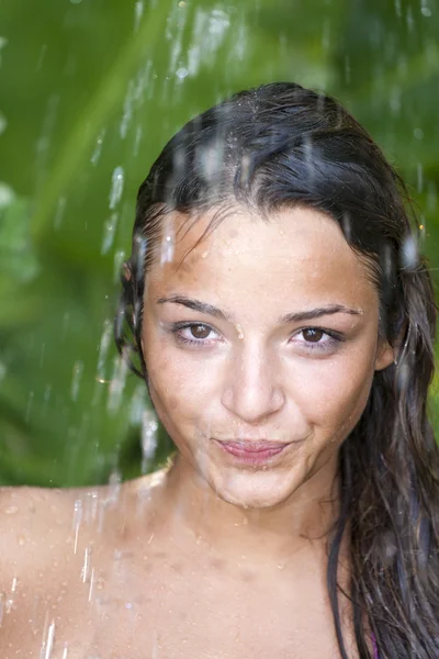 Vrouw in tropische douche — Stockfoto