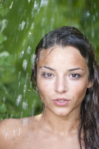 Donna sotto la doccia tropicale — Foto Stock