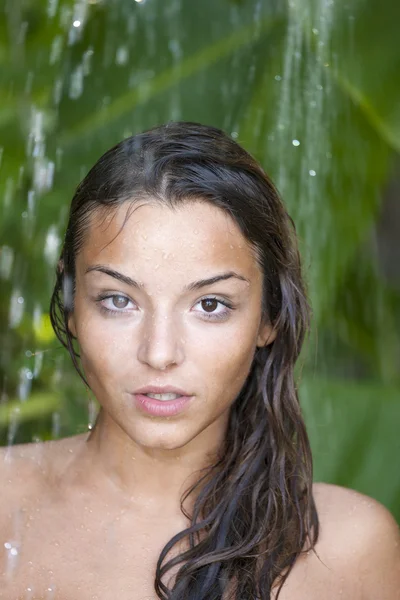 Vrouw in tropische douche — Stockfoto