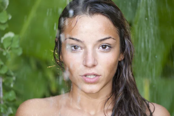 Vrouw in tropische douche — Stockfoto