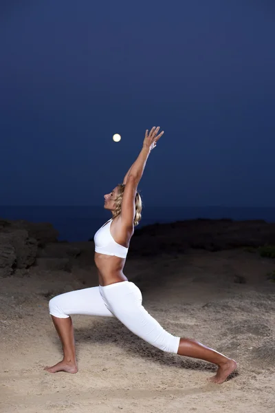 Snella giovane donna che fa esercizio di yoga — Foto Stock