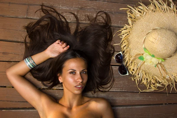 Sexy fit bikini model met hoed — Stockfoto