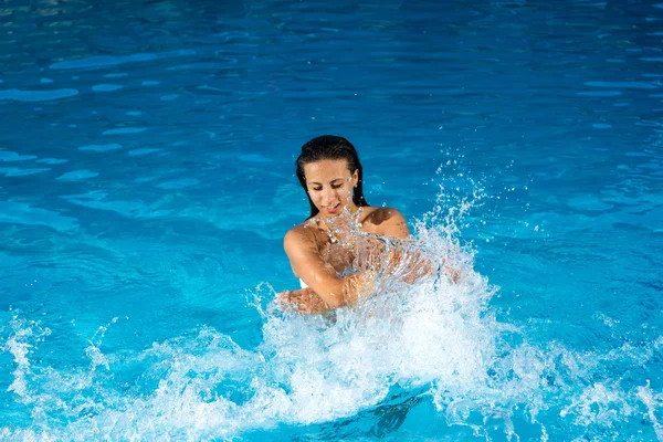 아름 다운 젊은 여자 splashing 물 — 스톡 사진