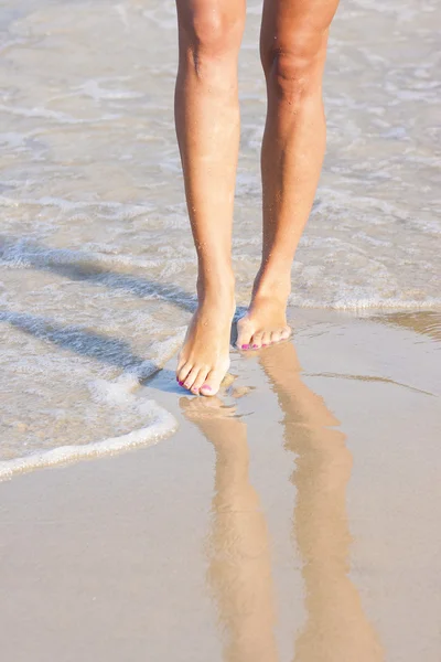 Красивые ноги девушки, идущей в воде — стоковое фото