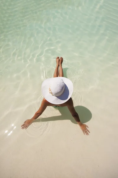 Vrouw genieten van een zwembad — Stockfoto