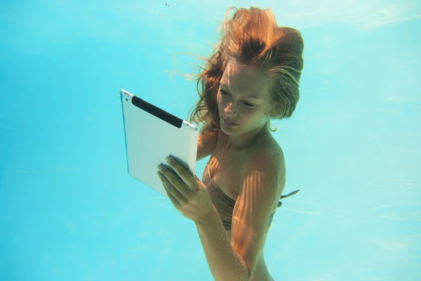 Kobieta przy użyciu komputera typu tablet pod wodą — Zdjęcie stockowe