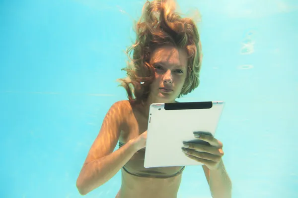 Vrouw met behulp van een tablet pc onderwater — Stockfoto